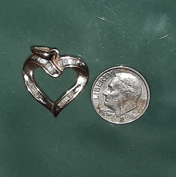 💞Beautiful! Solid 10 kt. Gold & Genuine Diamond Heart Pendant💞 - Picture 5 of 6